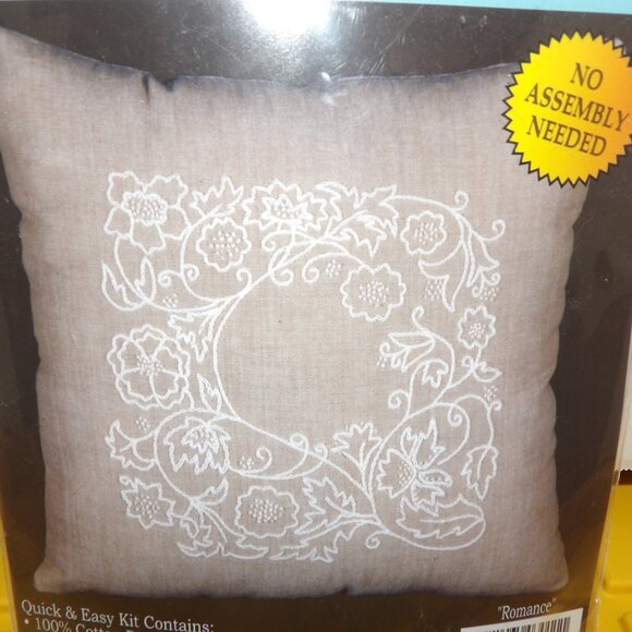 Design Works "Romance" Candlewicking Kit 14 Pre-Sewn Pillow Kit With Zipper NIP - Picture 1 of 4